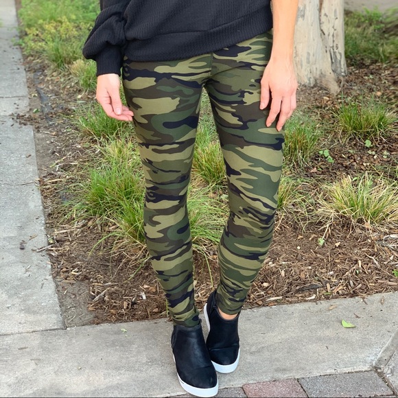 ✨PLUS AVAILABLE ✨Camo leggings - Picture 2 of 3